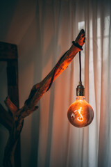 Schöne Vintage Lampe hängend mit Holz - Warmes Licht im Cinematic Stil - Vintage Glühbirne -...