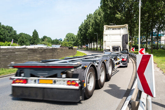 Stra&szlig;enverkehr, Lastwagen, Strasse, Geschwindigkeit, Sattelschlepper, Zugmaschine, Anh&auml;nger, Kurve, Gefahr, Vorsicht, Bewegungsunsch&auml;rfe