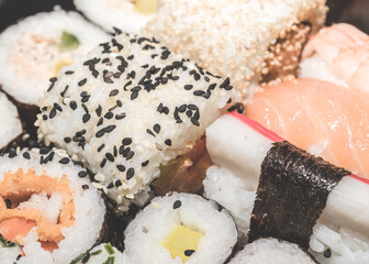 zestaw sushi do jedzenia gotowy - obrazy, fototapety, plakaty