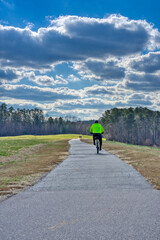 Obraz premium A landscape of a bike ride path at a park on a nice cloudy day.