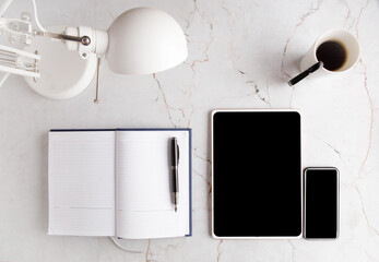 Flatlay -  mockup - biurko do pracy - tablet - telefon - notes - biała kartka - planowanie - pusta przestrzeń na biurku - home office - praca w domu - tło do grafiki 