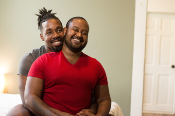 Obraz premium Smiling male couple hugging