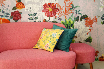 花柄の部屋とソファー