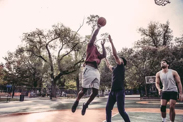 USA, Pennsylvania, Philadelphia, Friends playing basketball in park © Cultura Creative