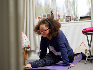 Girl with Down syndrome doing splits - obrazy, fototapety, plakaty