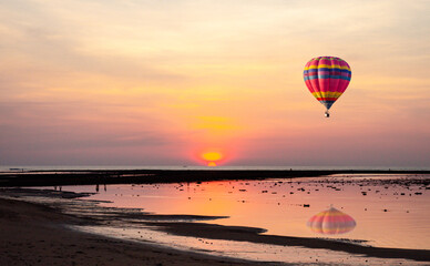 Fototapeta na wymiar hot air balloon at sunset