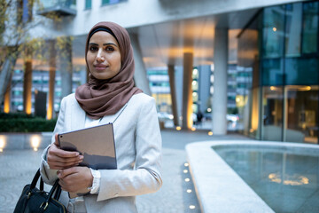 UK, London, Portrait of businesswoman in hijab in city - obrazy, fototapety, plakaty