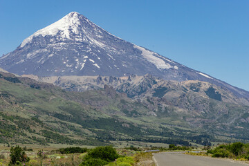 Fototapeta premium naturaleza con montañas y volcanes lanin 