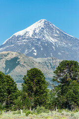 Naklejka premium naturaleza con montañas y volcanes lanin 