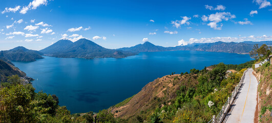 vista panorámica del lago Atitlán rodeado de volcanes - lago Atitlán, Guatemala, Centroamérica  - obrazy, fototapety, plakaty