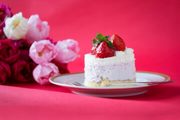 Obraz na płótnie Canvas 美味しいイチゴのケーキとチューリップの花束（造花）