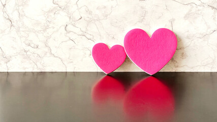 大理石の前に並べたハート小物2個_左スペース