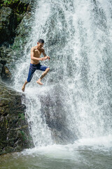 Fototapeta na wymiar travel to play in the waterfall.