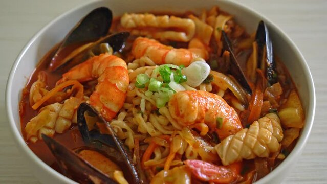 Jjamppong -  Korean Seafood Noodle Soup - Korean food style