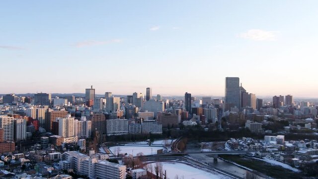 《宮城県・仙台市》冬の朝の仙台市の街並みの空撮