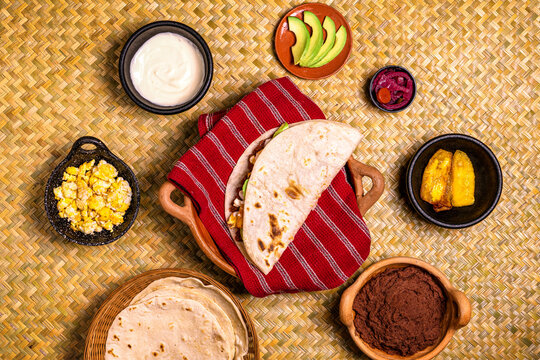 Plato t&iacute;poco de Honduras la Baleada de harina