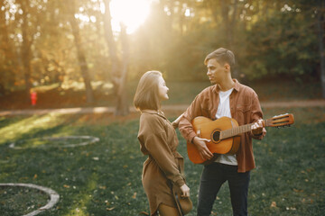 Obraz na płótnie Canvas Beautiful couple spend time in a autumn park