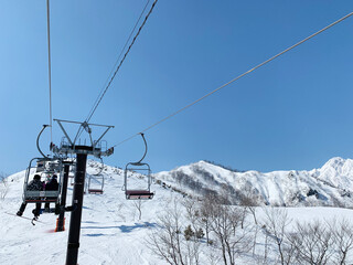 Fototapeta na wymiar 일본 하쿠바 고류 스키장 스키 리프트 / Hakuba Goryu Ski Resort Ski Lift in Japan 