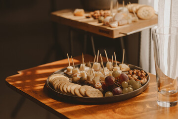 Barra de botanas lista y preparada con uvas y quesos