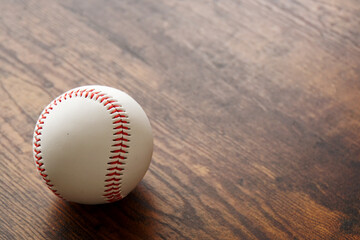 木製テーブルの上の真っ白な野球ボール
