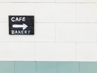 하얀 벽에 붙어있는 나무 표지판. 베이커리 카페 표식, 싸인 / Sign attached to trees in a white wall.Bakery cafe sign, sign