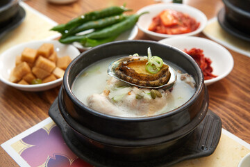 한국 전통 음식인 삼계탕 요리.