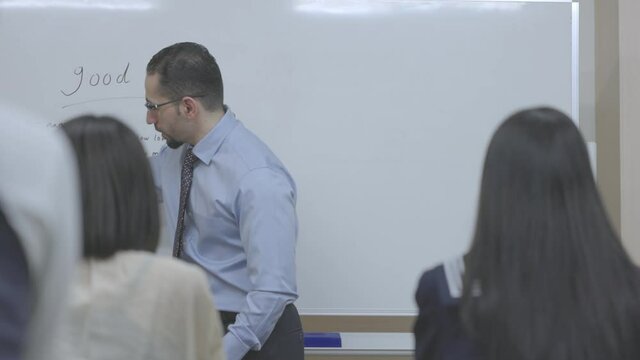 英会話教室で英語を教える男性講師