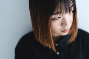 クールな若い女性のポートレート