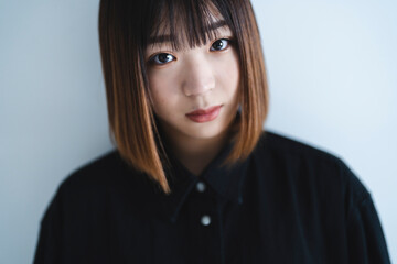 クールな若い女性のポートレート
