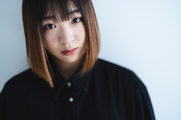 クールな若い女性のポートレート