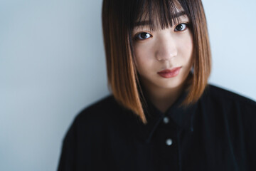 クールな若い女性のポートレート