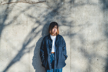 街を歩く若い女性