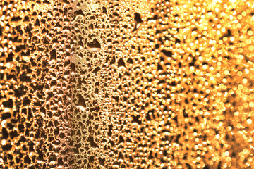 朝日が差し込む窓ガラスについた結露