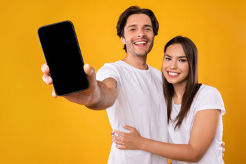 Couple showing blank empty smartphone screen for mockup - obrazy, fototapety, plakaty