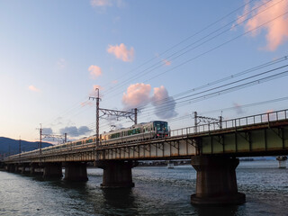 瀬田川の鉄橋を渡るJR琵琶湖線の電車