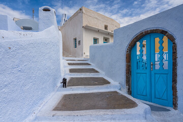 Caratteristico vicoletto nel villaggio di Pyrgos Kallistis, isola di Santorini GR