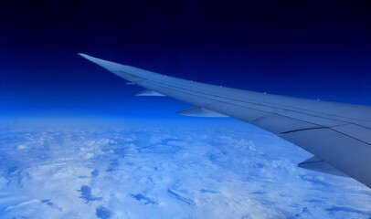 Fototapeta na wymiar 飛行機の窓から見た地球の風景、脱炭素社会、ＳＤＧｓ 