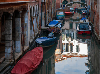 Fototapeta na wymiar canal boats in Venice