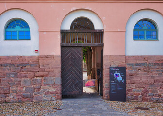  Eingang zum Burghof der Leuchtenburg in Kahla bei Jena, Porzellan, Porzellanwelten, Thüringen, Deutschland