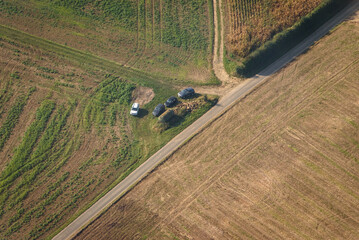 vue aérienne de voitures de chasseurs à Ambleville dans le Val d'Oise en France - obrazy, fototapety, plakaty