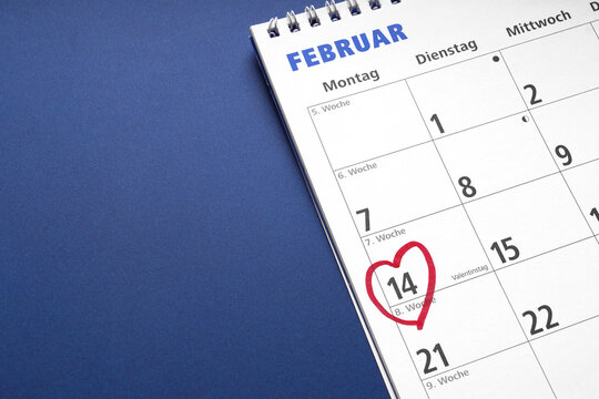 rotes Herz markiert 14. Februar als Valentinstag im Kalender