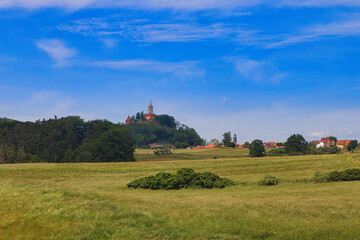 Obraz premium Malerische Fernansicht der Leuchtenburg auf einem Hügel über weiten Wiesen und Feldern, Seitenroda, Thüringen, Deutschland
