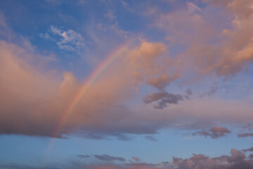 Fototapeta na wymiar Ein Regenbogen in der Abendsonne