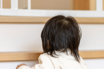階段を上る赤ちゃんの後ろ姿（1歳6か月、女の子、日本人）