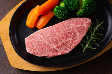 国産和牛のステーキ肉