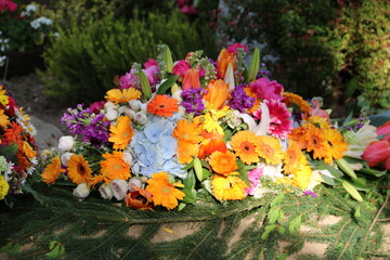 Bunte Blumen nach Beerdigung auf dem Friedhof