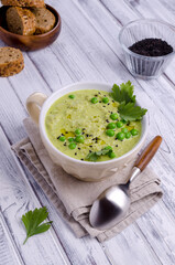 Green cream soup with peas and sesame seeds