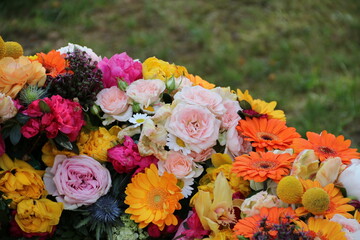 Blüten der Trauer nach Beerdigung auf dem Friedhof