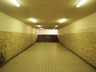 薄暗い地下道