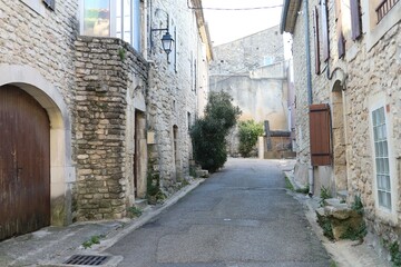 Vieille ruelle typique, village de Saint Paul Trois Chateaux, département de la Drôme, France
